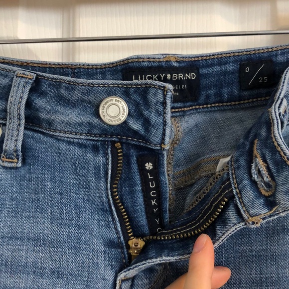 Lucky Brand light wash jeans - Picture 4 of 7